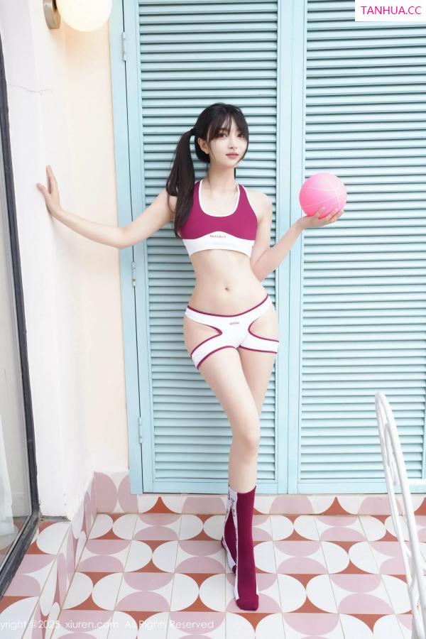白露小猪  [XiuRen]高清写真图 2025.05.30 No.10350 白露lulu 深色运动服第36张图片